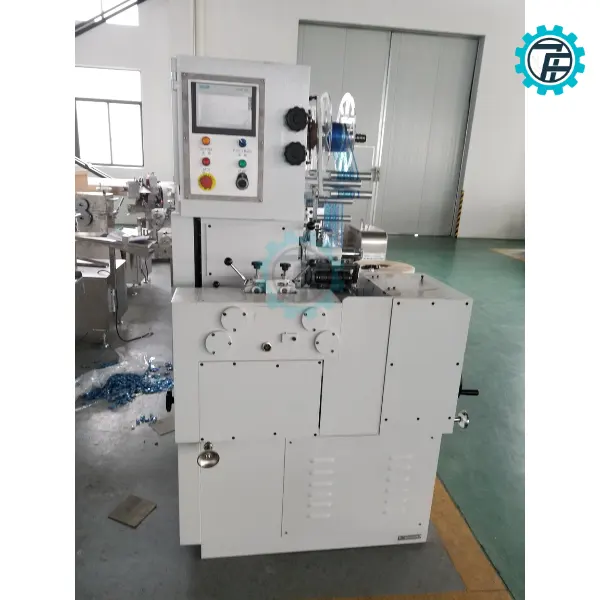 ម៉ាស៊ីនវេចខ្ចប់ស្ករគ្រាប់បង្វិល ២ក្បាល 6 May dong goi keo xoan 2 dau 01 1