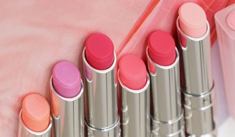 ក្រែមលាបមាត់ត្រូវបានគេហៅថា lipstick ជាភាសាអង់គ្លេស។