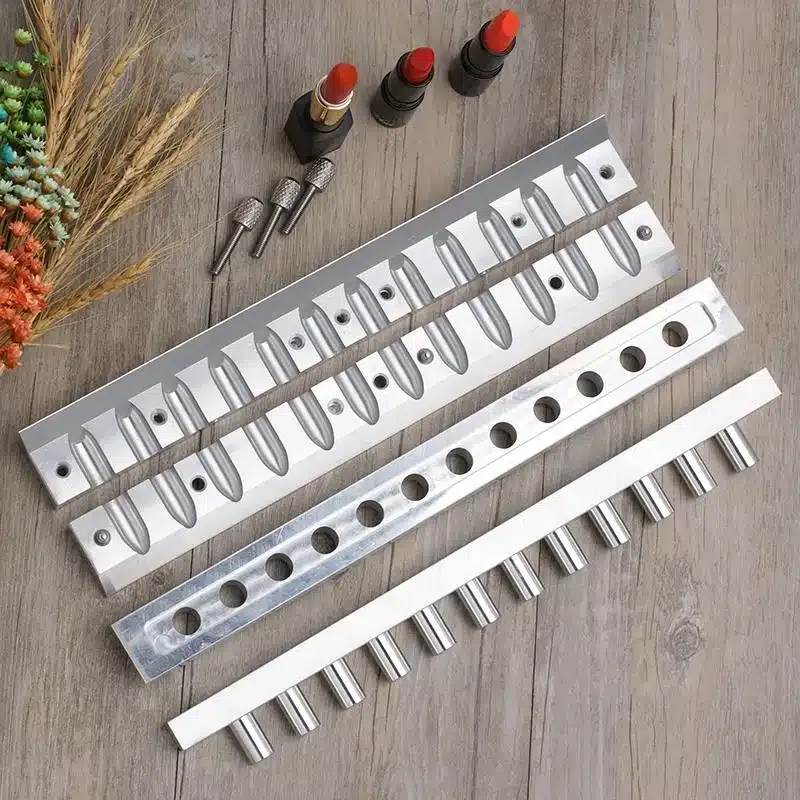 បន្ទាប់​ពី​លាយ​រួច ក្រែម​លាបមាត់​នឹង​ត្រូវ​ចាក់​ចូល​ទៅ​ក្នុង​ផ្សិត​ដើម្បី​ទទួល​បាន​រូបរាង។