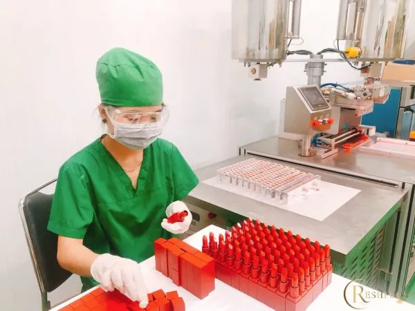 ក្រែមលាបមាត់នឹងត្រូវបានវេចខ្ចប់យ៉ាងប្រុងប្រយ័ត្នក្នុងការវេចខ្ចប់ដ៏ស្រស់ស្អាត។