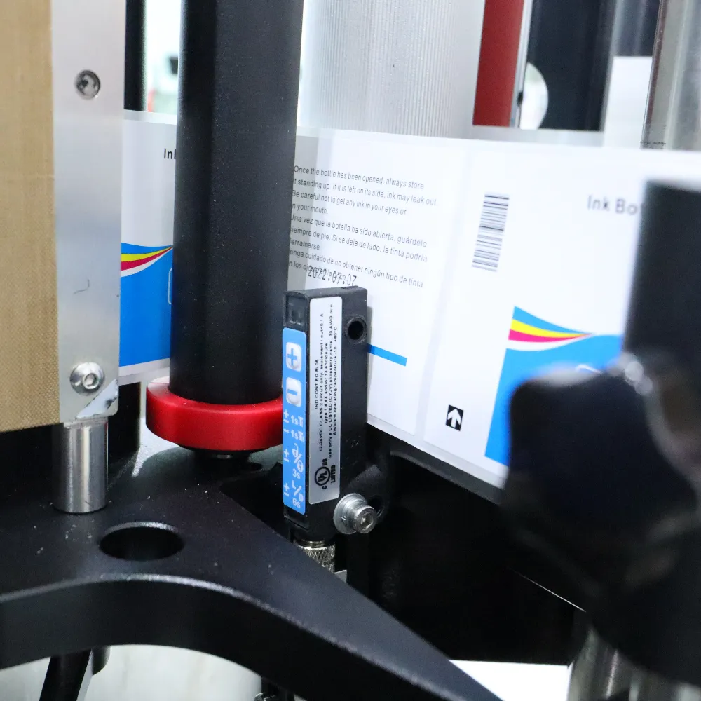 ម៉ាស៊ីនបិទស្លាកដបលើតុស្វ័យប្រវត្តិ ប្រសិទ្ធភាពខ្ពស់ 10 automatic desktop bottle labeling machine 01