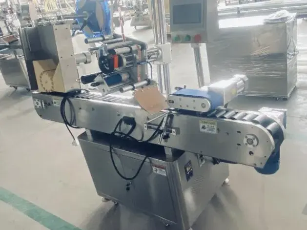 ម៉ាស៊ីនបិទស្លាកដបមូលដេកស្វ័យប្រវត្តិ 8 horizontal automatic round bottle labeling machine 05