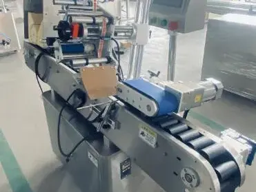 ម៉ាស៊ីនបិទស្លាកដបមូលដេកស្វ័យប្រវត្តិ 7 horizontal automatic round bottle labeling machine 06