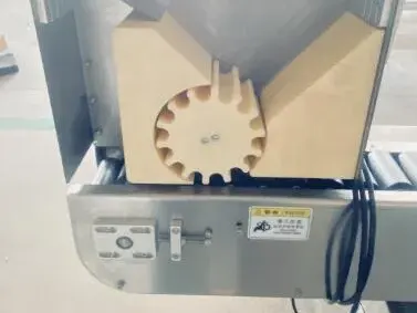 ម៉ាស៊ីនបិទស្លាកដបមូលដេកស្វ័យប្រវត្តិ 9 horizontal automatic round bottle labeling machine 07