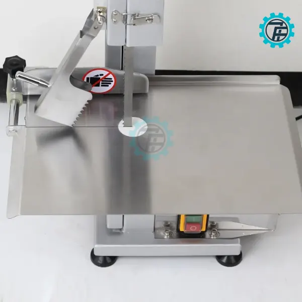 ឧបករណ៍ត្រូវបានបំពាក់ដោយតុធ្វើការធំទូលាយ ដែលអាចដំណើរការវត្ថុធាតុបានច្រើនទំហំយ៉ាងបត់បែន